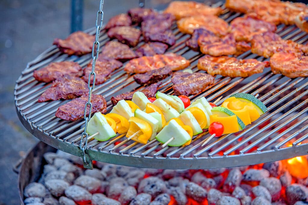 Der Schwenkgrill oder Galgengrill grillt Fleisch wie Gemüse schön gleichmäßig.