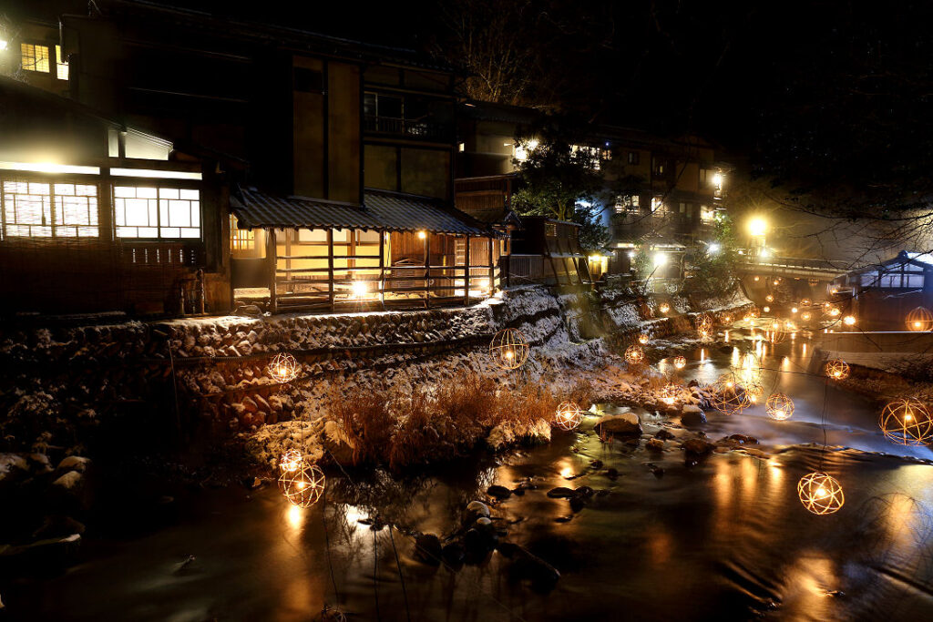 Lichtermeer im nächtlichen Garten