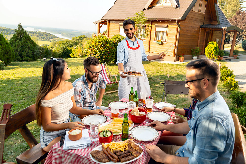 Für die perfekte Grillparty im Garten denkt man eben an alles - bis hin zu Schürze und Gitarre.