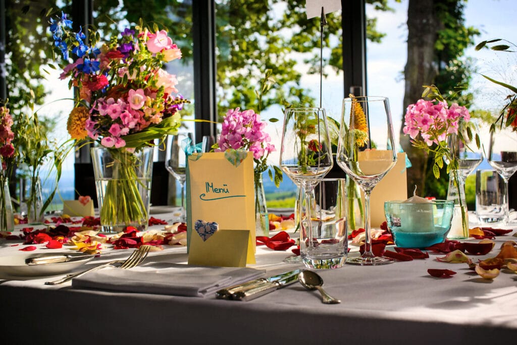 Sommerliche Tischdeko zur Hochzeit