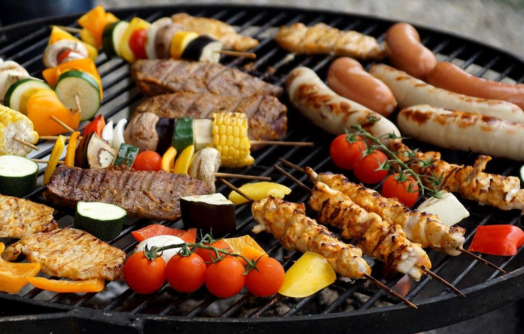 Grillgut auf heißem Grill - direktes Grillen