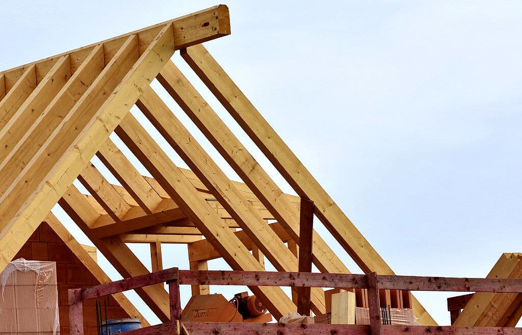 Holz ist ein sehr vielseitig einsetzbarer Baustoff. Mit Holz lassen sich nicht nur "Dachstühle" bauen, sondern auch andere Möbel, wie zum Beispiel Stühle zum Sitzen Regale, Schränke oder Tische. 