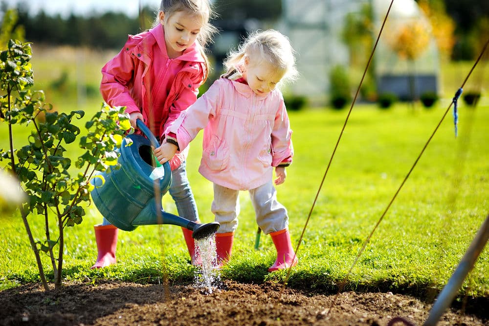 Wenn Kinder im Garten helfen, kann manchmal die ganze Familie was lernen. 