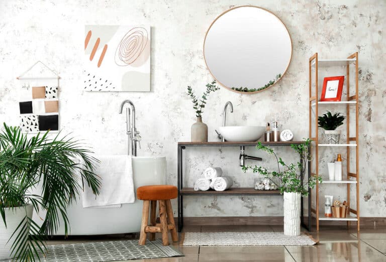 Modernes Bad mit rundem Spiegel