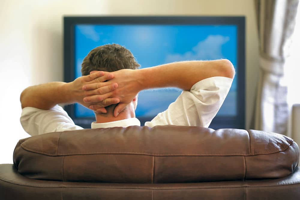 TV schauen per Kabel oder Satellit ist weit verbreitet. Die Mehrheit der Deutschen schaut auf diese Weise fern.