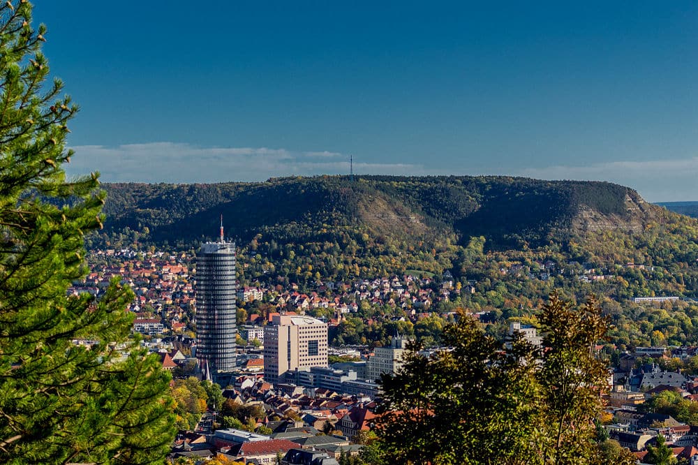 In Jena ist der Uniturm sogar das Wahrzeichen der Stadt. Die Uni ist eine der traditionsreichsten in Deutschland. Friedrich Schiller war ihr wohl berühmtester Professor. 