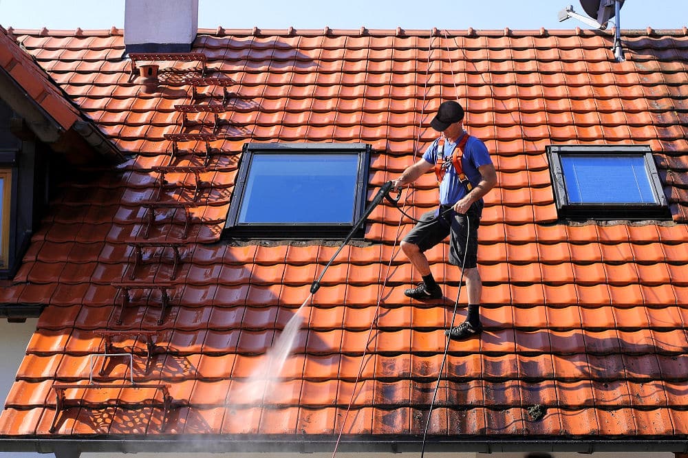 Wie viel bar ein Hochdruckreiniger haben sollte, hängt maßgeblich davon ab, wo er eingesetzt werden soll. Auf dem Dach 