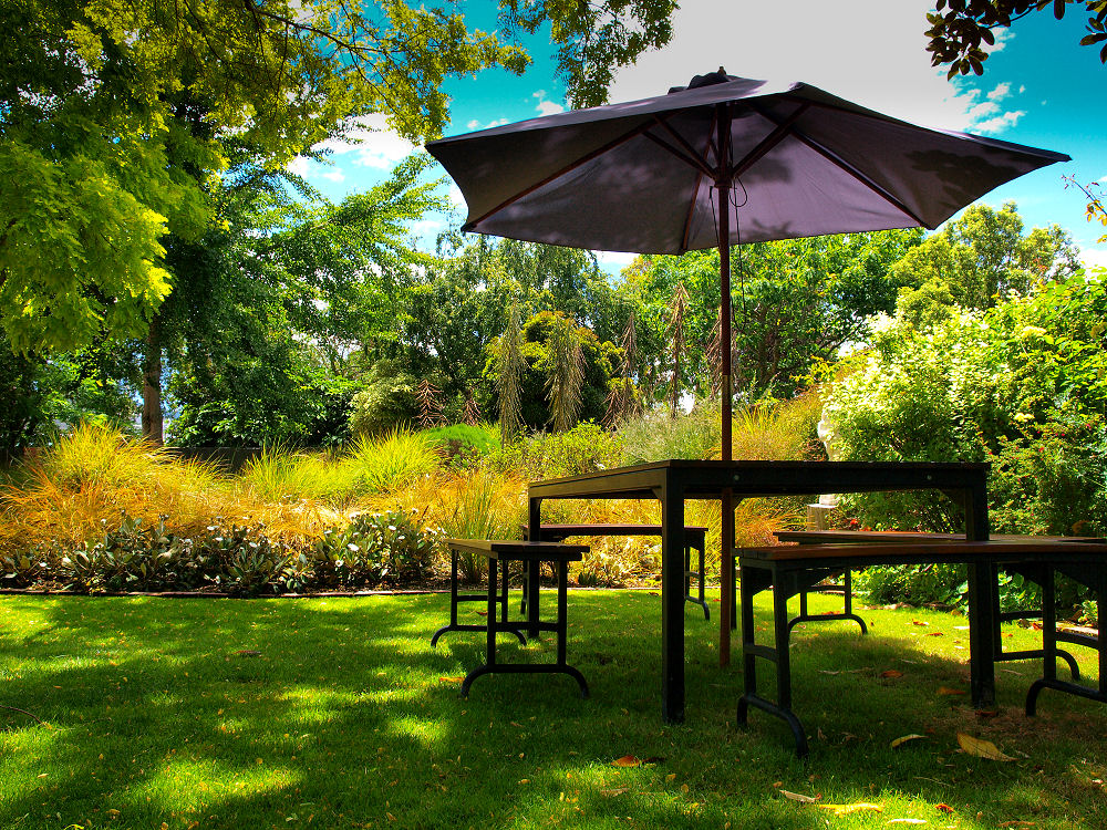 Im Garten sind Bäume und Sonnenschirme als Schattenspender hoch willkommen. 