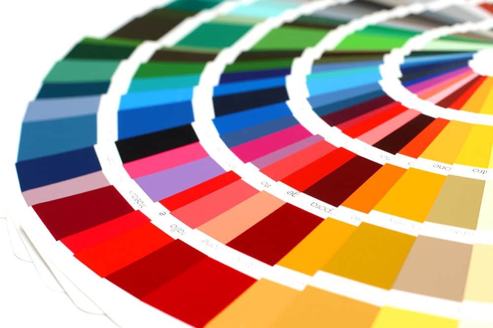 Ein Muster RAL Farben Katalog kann einem bei Entscheidung für die passenden Farben auch sehr gut helfen. 