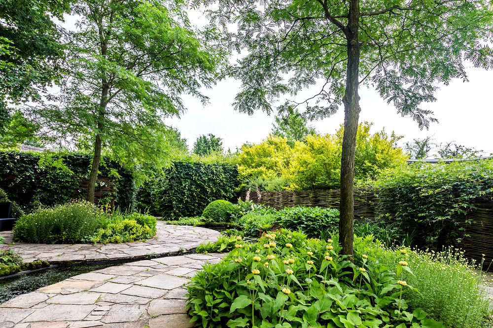 Die Wege durch den Garten müssen gut befestigt sein, was besonders für den Untergrund gilt. 