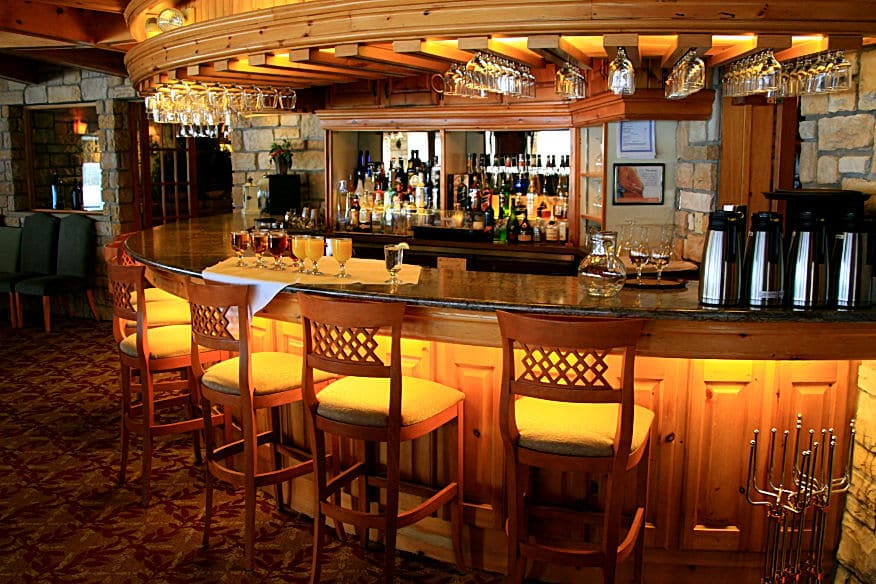 Der Tresen in einem Restaurant muss sowohl für alle, die hinter dem Tresen stehen passen als auch für die Gäste auf der anderen Seite, sitzend oder stehend.