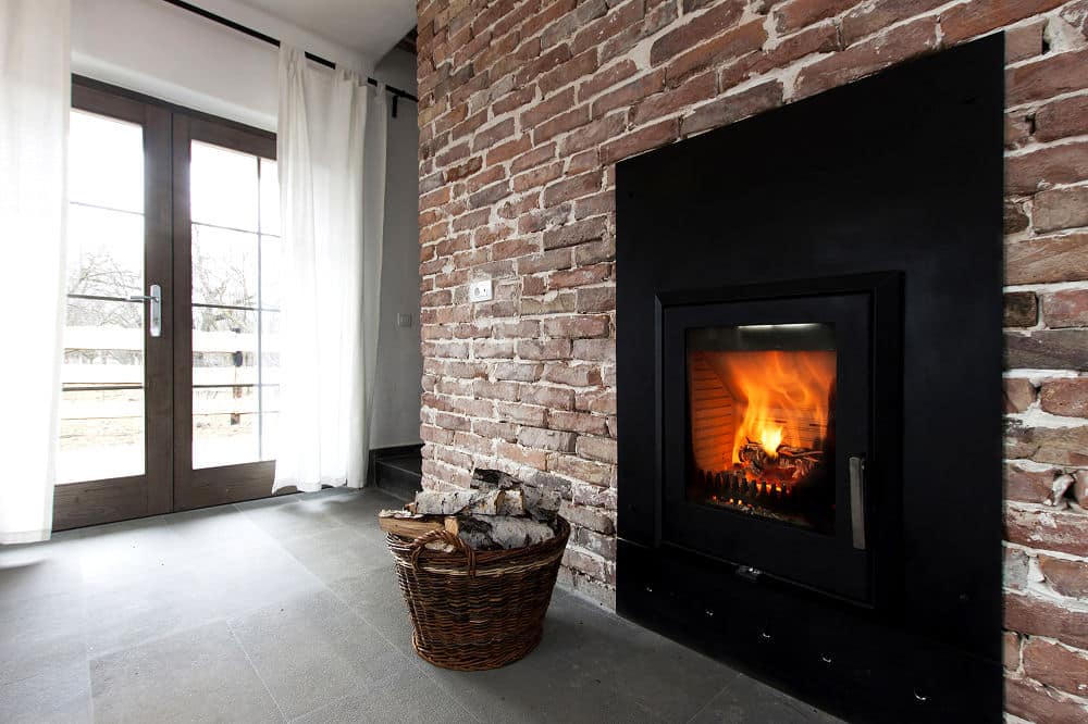 Bei einem schönen großen Kamin im Wohnzimmer ist es besonders angesagt, das Ofen Fenster regelmäßig zu reinigen.