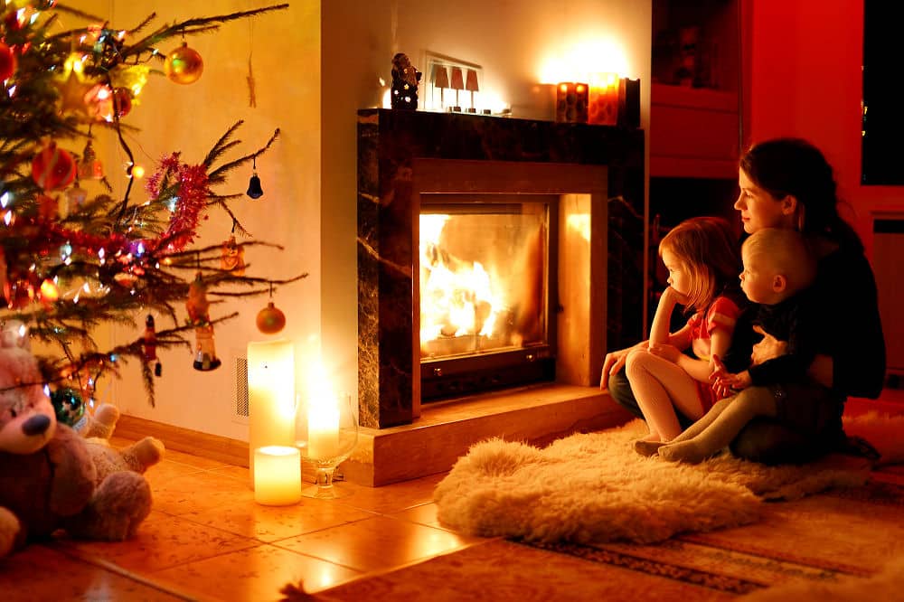 Ins Feuer zu schauen hat schon für Kinder eine beruhigende Wirkung.