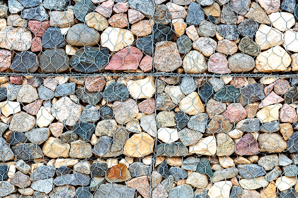 Auch die Farben und Formen der Steine bestimmen das Aussehen der Steinkörbe.