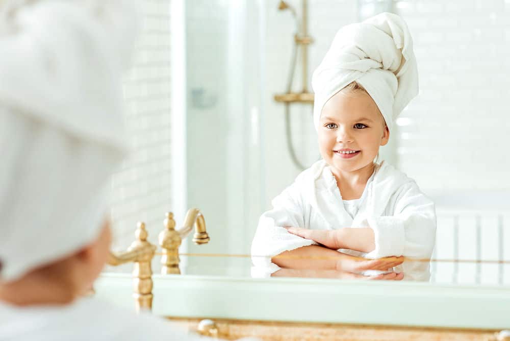 Badezimmer gestalten: Besonders wichtig ist es in der Regel, dass die Beleuchtung des Spiegels gut ist. So hat man eine klare Sicht beim Frisieren, Schminken oder einfach sich an seinem Spiegelbild zu erfreuen.