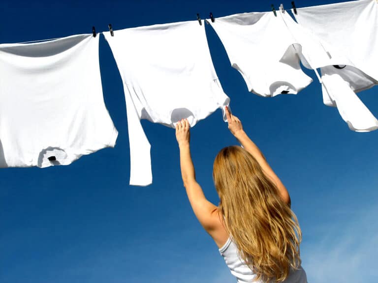 Weiße Wäsche - am besten an der Luft trocknen - sonst wird sie schnell grau.