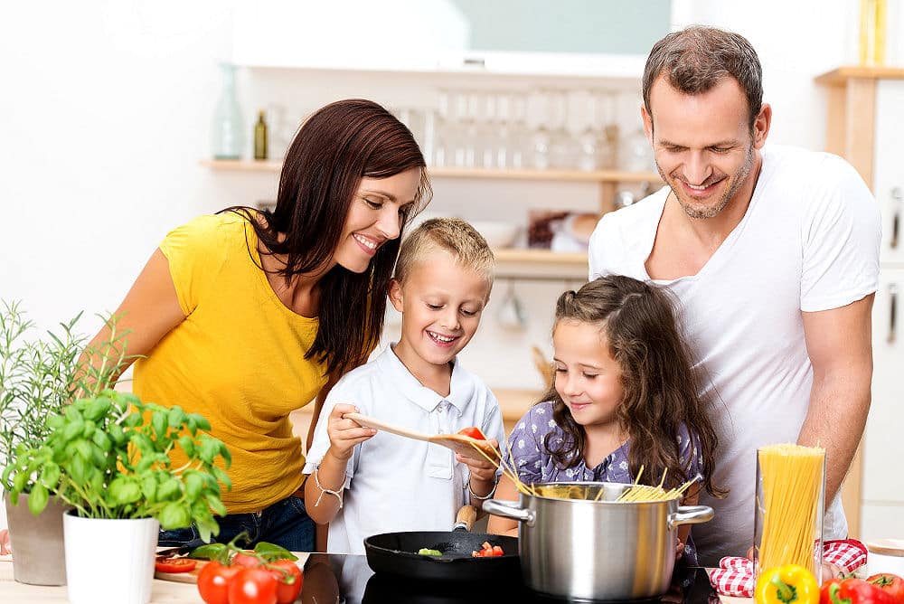 Die ganze Familie beim Kochen. 