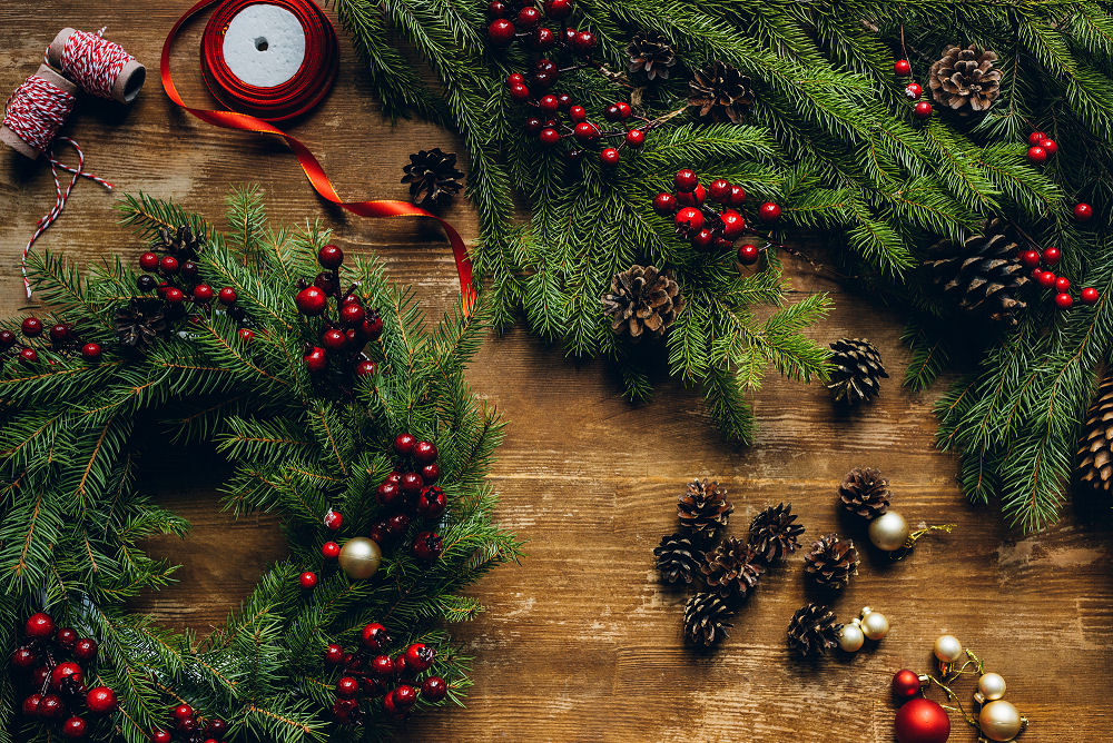 Weihnachtsdeko aus Holz und anderen Naturmaterialien ist für viele Menschen besonders passend für dieses Fest. 