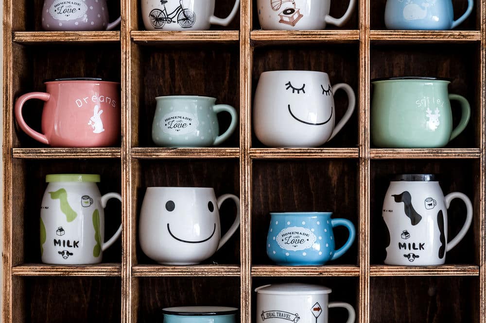 Man kann sogar für jeden seiner Gäste ausgesucht schöne Tassen nicht nur als Dekoration auf dem festlichen Kaffeetisch, sondern auch als Geschenk kredenzen.