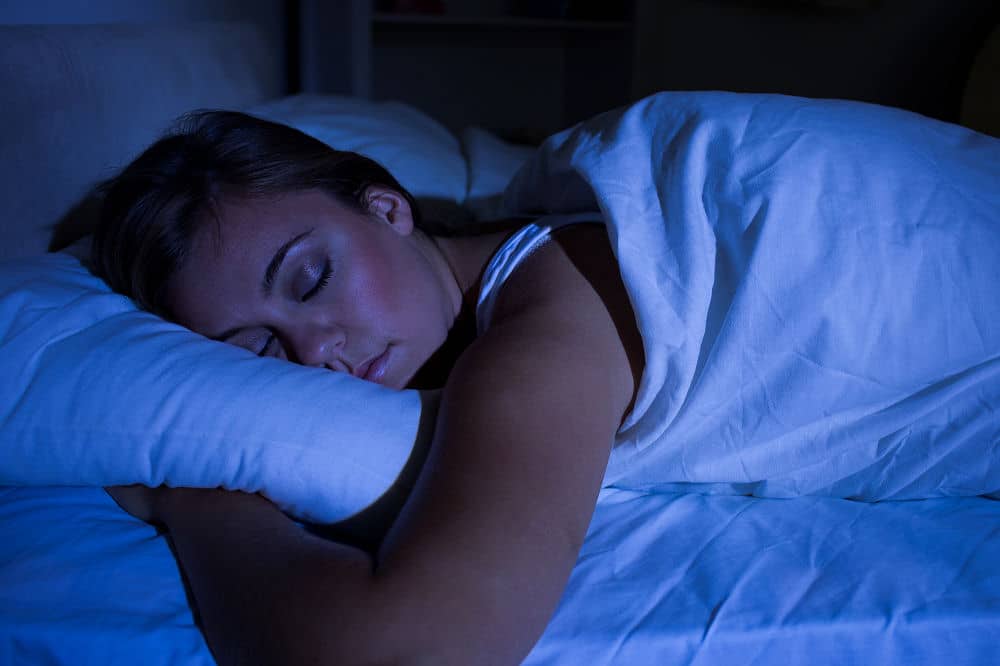 Die mit Abstand meisten Menschen schlafen durchgehend oder zumindest zeitweise auf der Seite. 