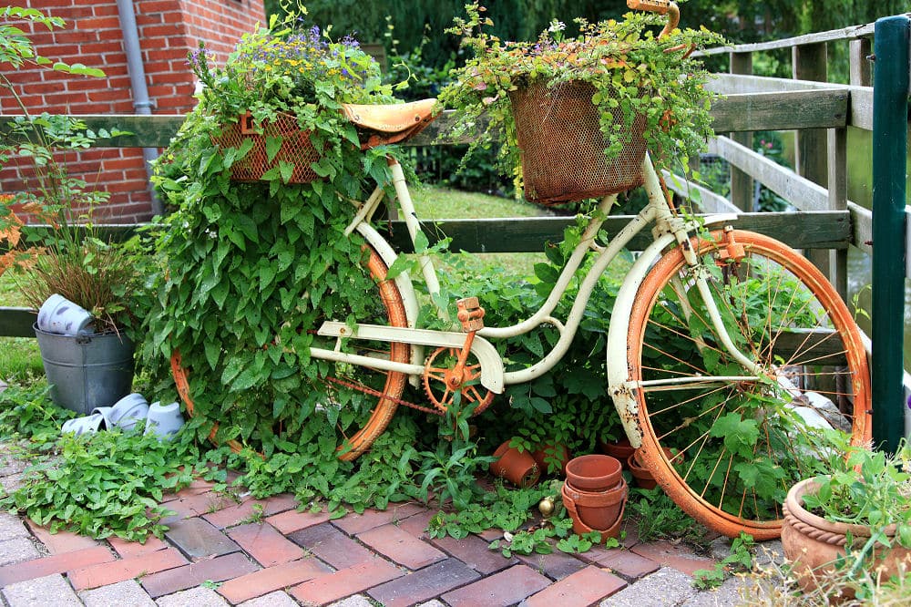 Ob eine Gartendekoration originell, wie Kunst oder kitschig wirkt, ist oft ein Balanceakt.