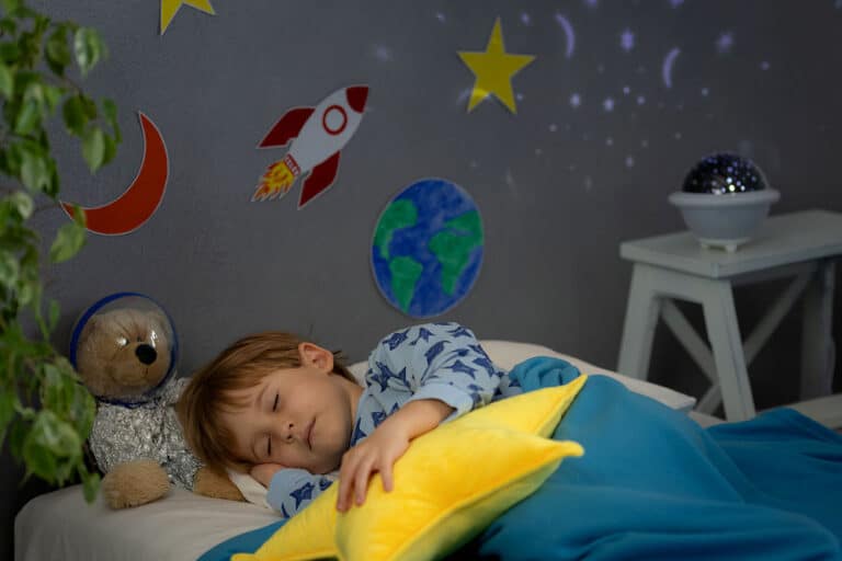 Ein Kinderspielbett regt die Fantasie des Kindes an. So kann es glücklich einschlafen und träumen.