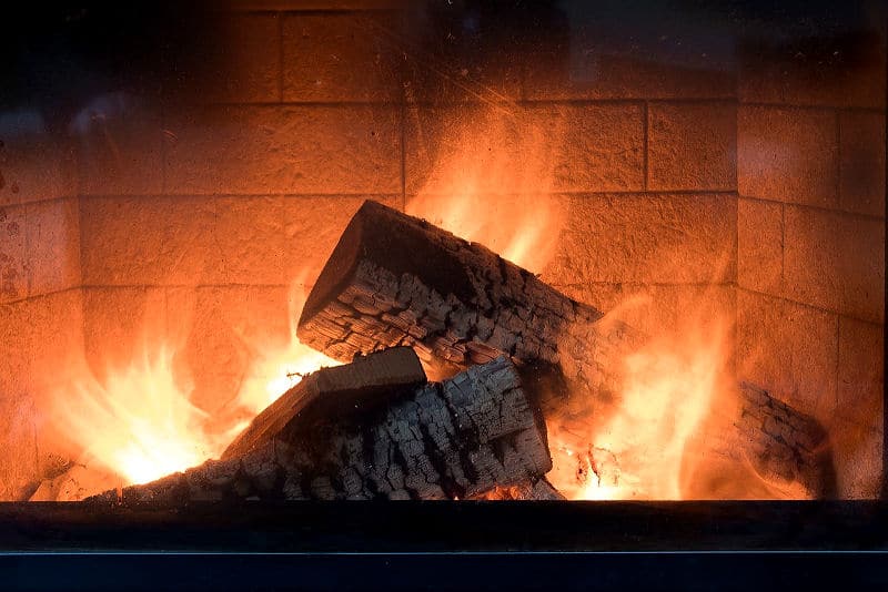 Eine regelmäßige Reinigung des Kamins ist die beste Vorsorge gegen Rußbrand.