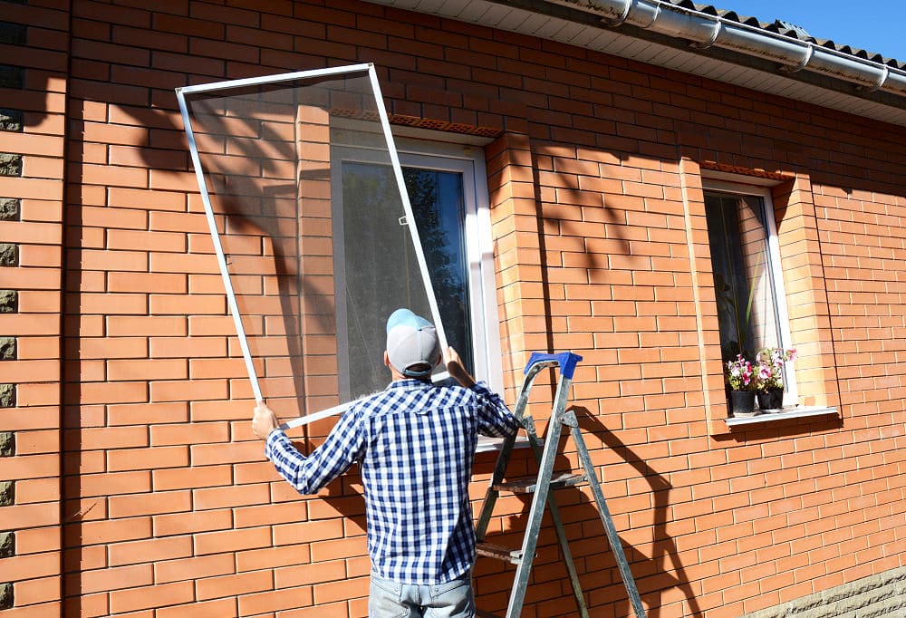 Ein Moskitonetz im Rahmen installiert man am besten von außen. 