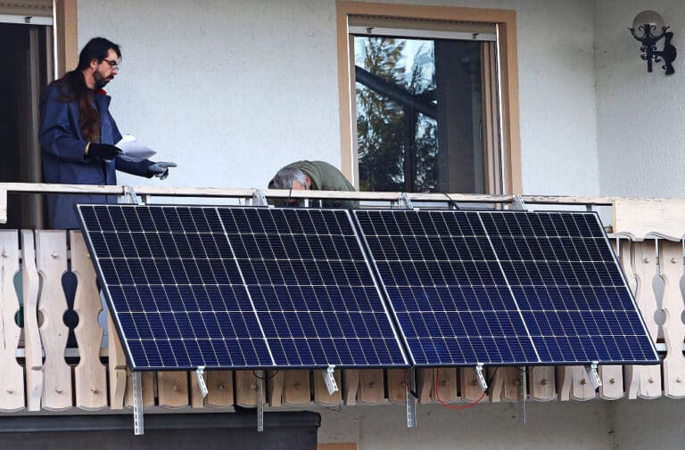 Balkonkraftwerke, oder auch Stecker-Solaranlagen genannt, lassen sich sowohl mit als auch ohne Speicher einbauen.