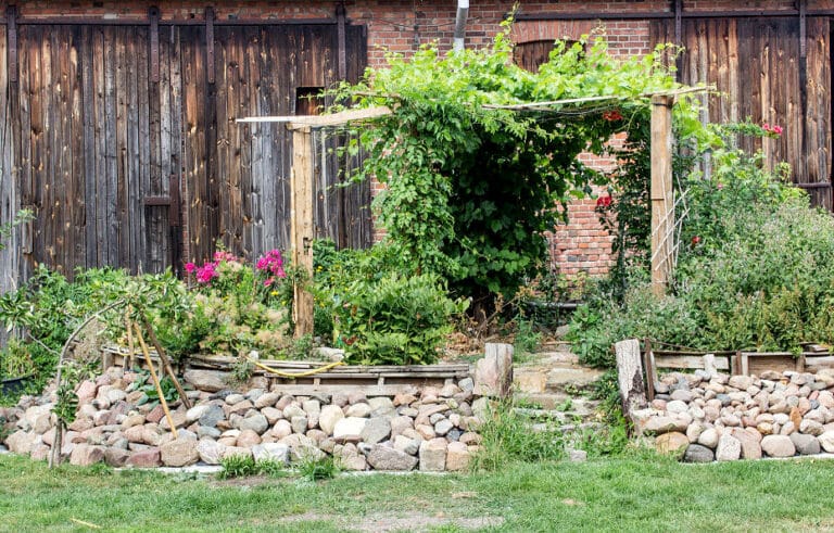 Dieses Hochbeet aus Stein ist aus Natursteinen aufgebaut.