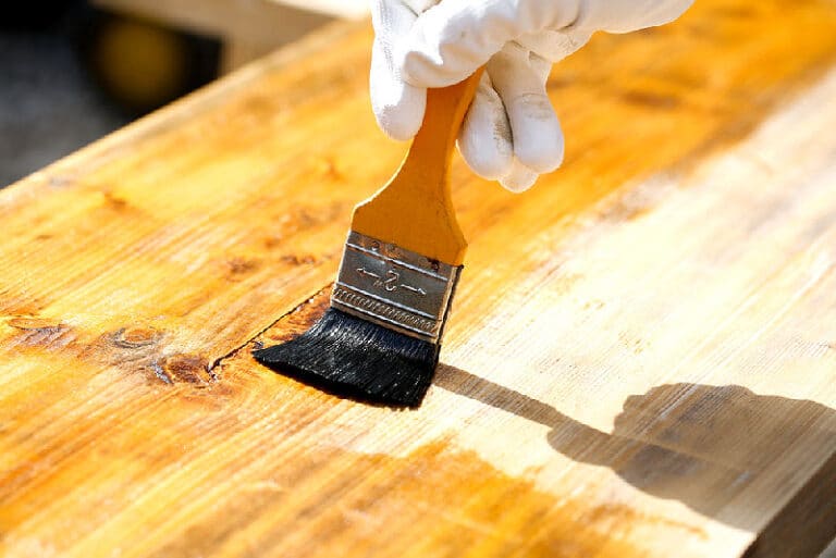 Für die Pflege ihrer Terrasse Marke Eigenbau ist es am besten, wenn Sie Öle verwenden, die entweder farbig oder durchsichtig und im Baumarkt erhältlich sind.