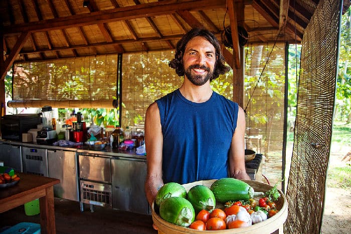 Eigene Ernte für die Sommerküche im Garten