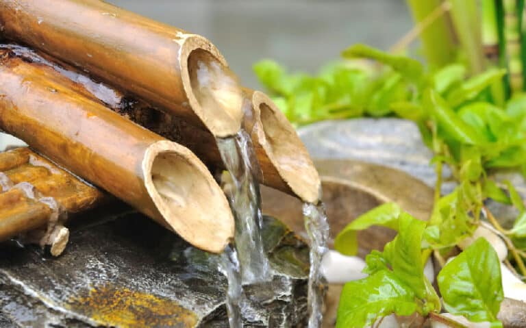 Bambusbrunnen in der Wohnung. Wohnen mit der Natur meint nicht nur unsere hilfreichen grünen Mitbewohner, sondern auch das allgegenwärtige fließende Wasser.