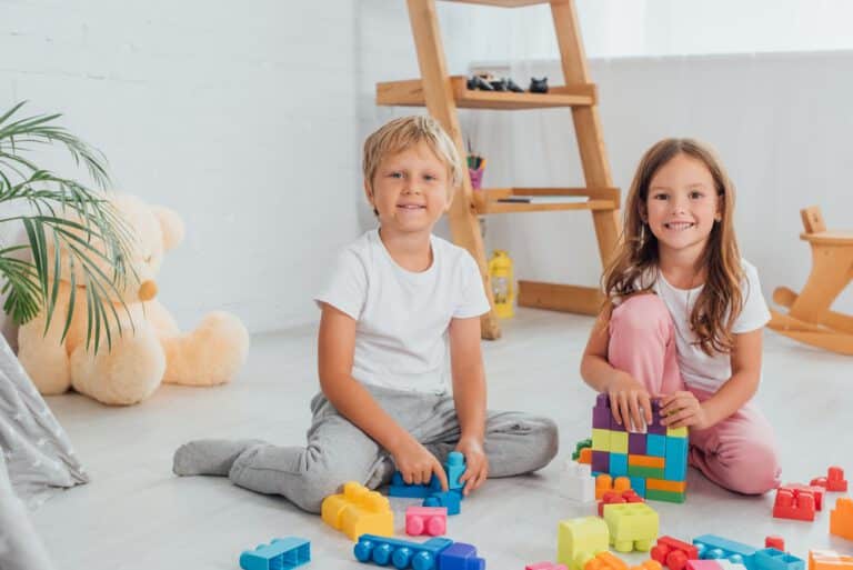 Ordnung im Haushalt - mit dem Teddy zusammen macht Aufräumen auch Kindern Spaß.