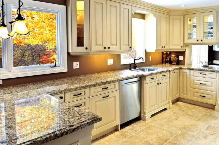 Granit ist ein sehr harter Naturstein, der sich sehr gut als Arbeitsplatte in der Küche einsetzen lässt.