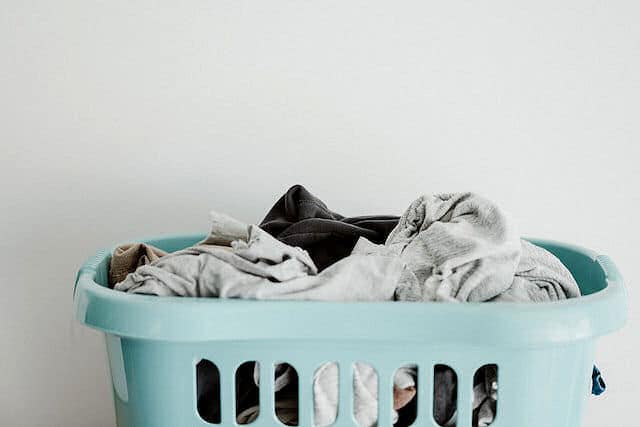 Einen Wäschekorb unauffällig zu verstauen, ist vor allem in kleinen Wohnungen nicht besonders einfach. 