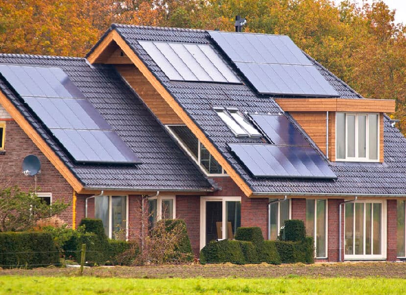 Solarmodule wandeln Sonnenlicht direkt in elektrische Energie um, mit der dann Haushaltsgeräte betrieben werden können. 