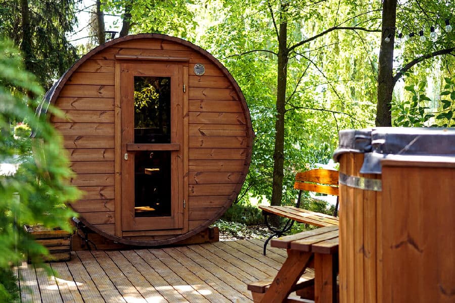 Eine Fasssauna für den eigenen Garten ist eine Sauna in Form eines riesigen Weinfasses. Andere geläufige Bezeichnungen sind Saunatonne oder der englische Ausdruck „barrel-sauna“. 