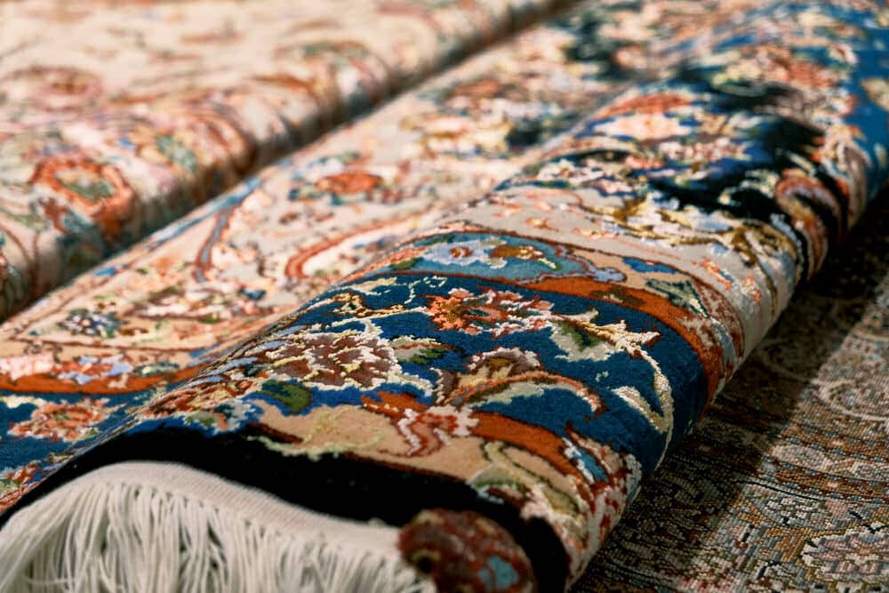 Dicke flauschige Perserteppiche, mit einem lebhaften Muster können schon so einiges ab. Diese Teppiche sind allerdings auch entsprechend teuer. 