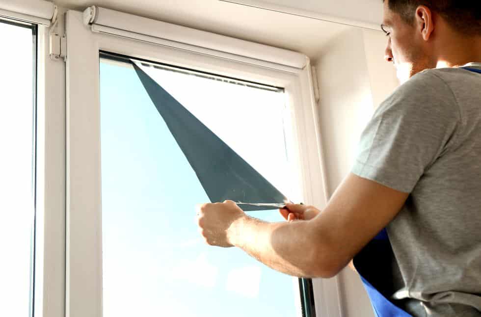 Energie lässt sich einsparen durch professionellen Sonnenschutz an den Fenstern.