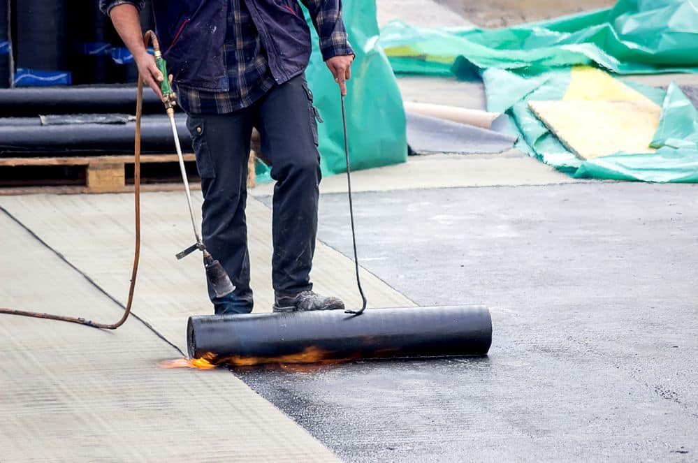 Überall dort, wo Beton und Steine die natürlichen Böden bedecken, kann kostbarer Regen nicht versickern. 