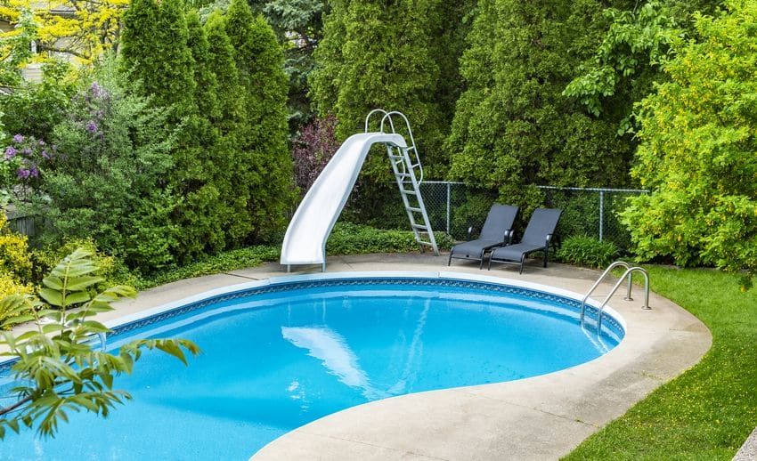 Schwimmbad im Hinterhof mit oval geschwungener Form