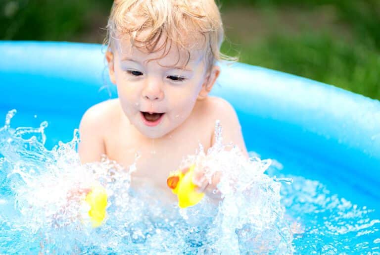 Für kleine Kinder ist sicherlich ein aufblasbares Schwimmbecken der beste Pool für den Garten.