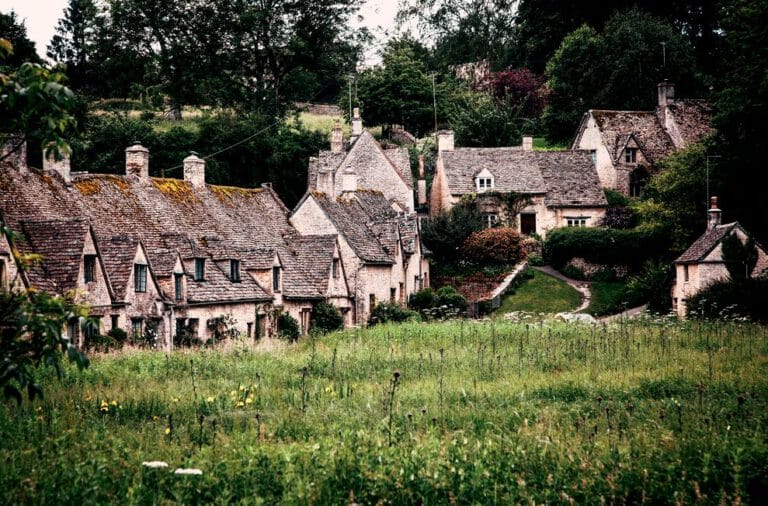 Traditionelle Cotswold-Cottages in England sind Gärten und Landschaften in Europa, die manchen vielleicht an das Auenland erinnern mögen.