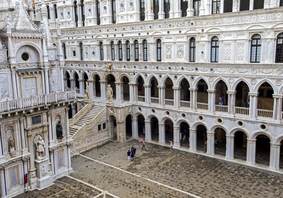 Der Dogenpalast in Venedig ist ein klassisches Beispiel für die langen Gänge, aus denen in der Renaissance eine Loggia bestand.