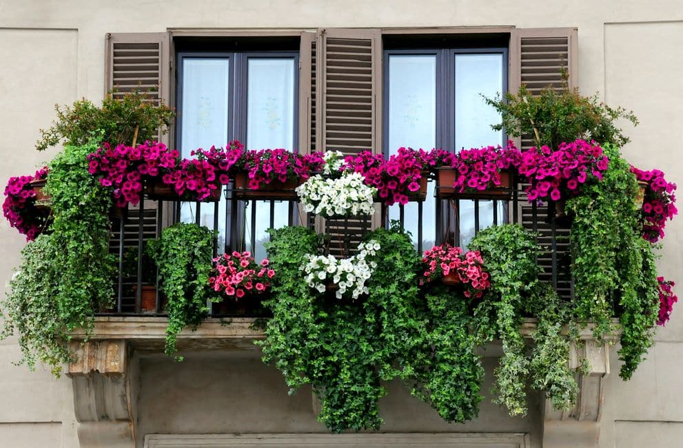 Ein Balkon "klebt" typischerweise außen am Gebäude an der Fassade dran und ließe sich auch entfernen, ohne dass die Stabilität des Hauses leiden würde.