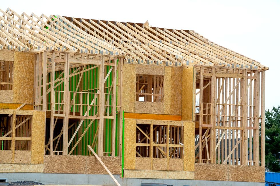 Für Häuser in Leichtbauweise verwendet man leichte Materialien wie Holz, Sperrholz oder Stahl.