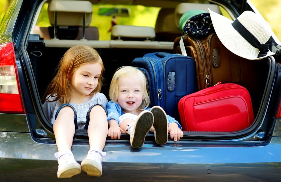 Mit dem Auto in den Urlaub fahren ist bequem fürs Gepäck, besonders belastend für die CO₂ Bilanz. 