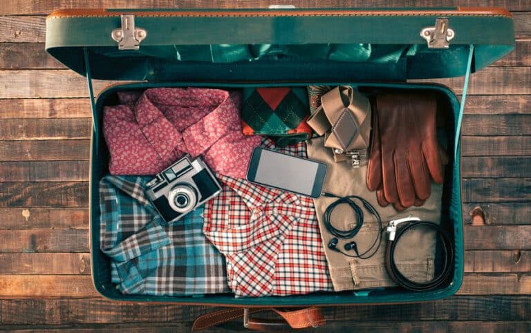 Den Koffer richtig packen: Obenauf die Dinge, die man gleich als Erstes brauchen wird.