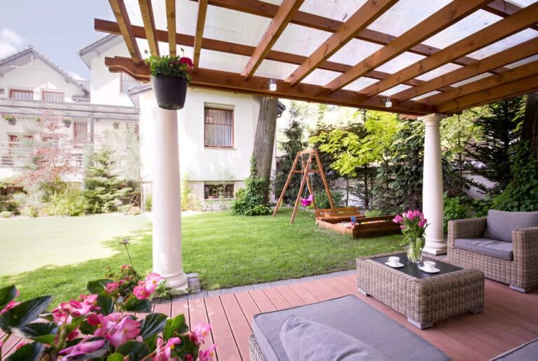 Ein romantischer Ort zur Entspannung, solch eine Überdachung für die Terrasse ist heutzutage besonders attraktiv.